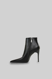 Bota de Cano Curto com Bico Fino – Preta