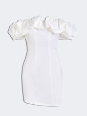 Violante | Vestido Mini Branco com Ombros Caídos e Babado Volumoso