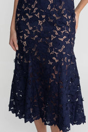 Vestido Sereia com Gola de Lapela, Flores em Relevo e Recortes Vazados