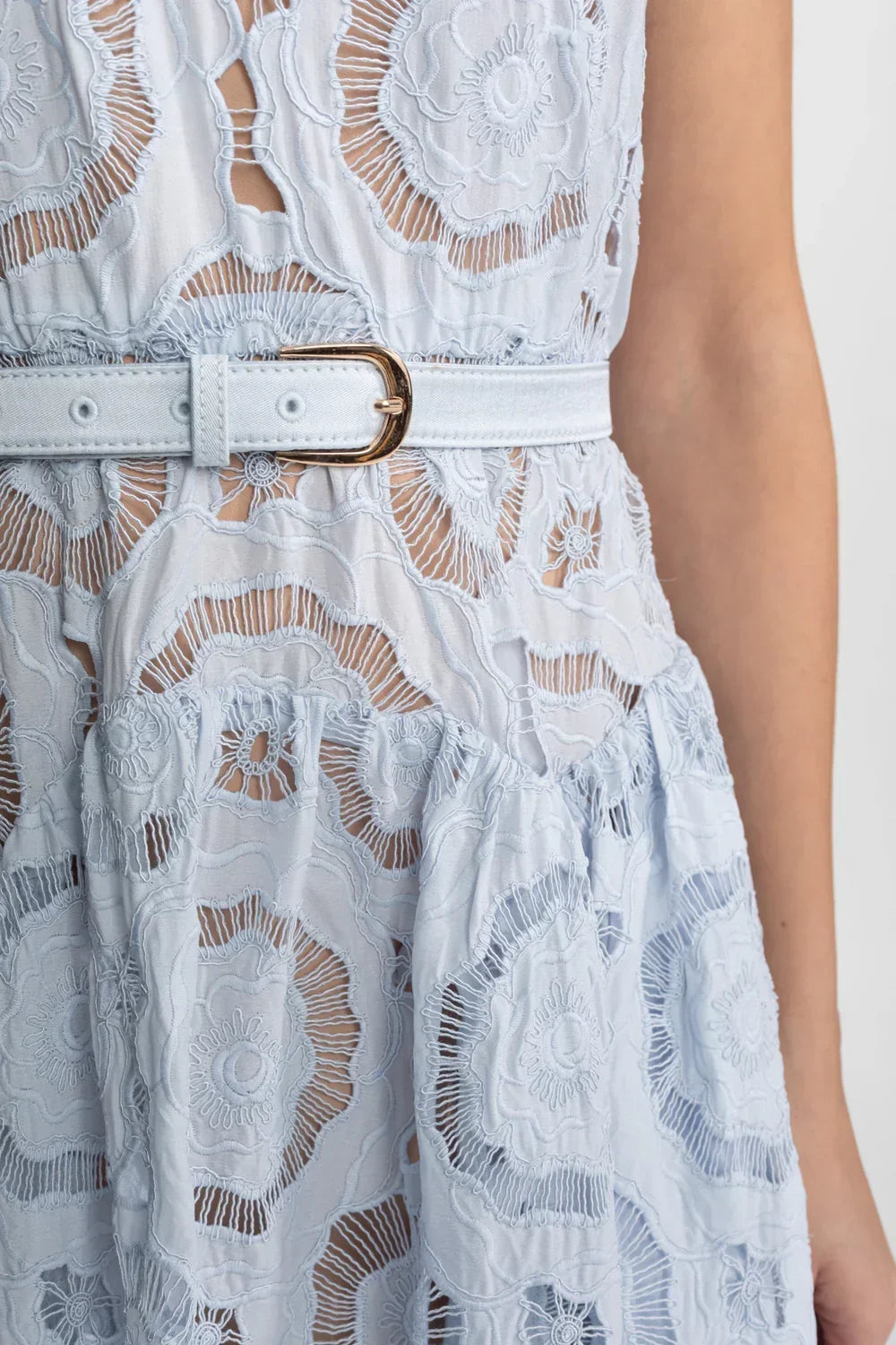 Midi Romântico em Renda Vazada com Cinto e Decote Elegante