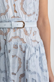 Midi Romântico em Renda Vazada com Cinto e Decote Elegante