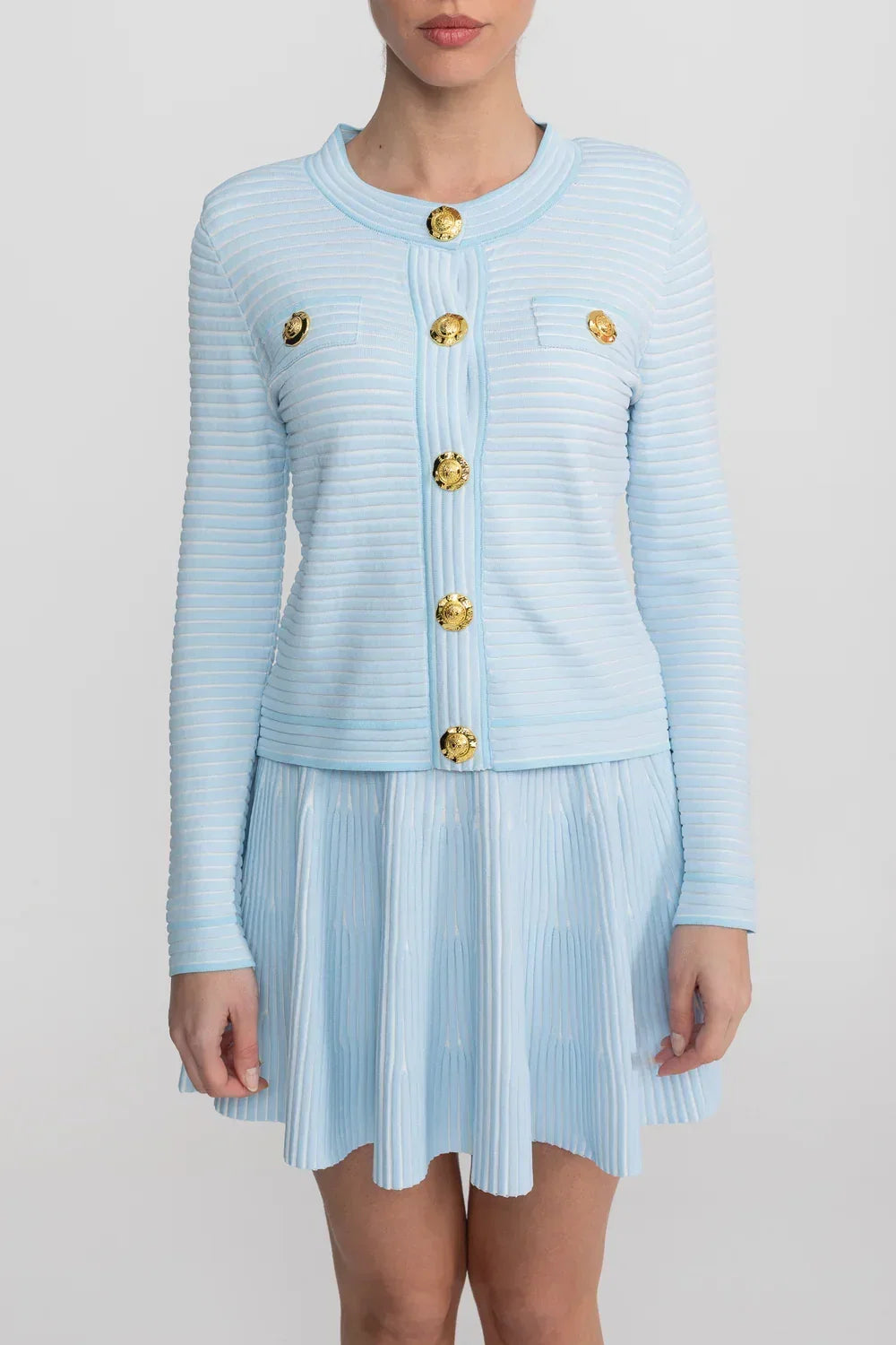 Conjunto em Tricô Estruturado -  Cardigan com Botões Dourados e Saia Plissada