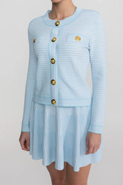 Conjunto em Tricô Estruturado -  Cardigan com Botões Dourados e Saia Plissada