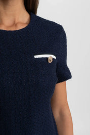 Vestido Curto de Luxo em Tweed Azul: Modelagem Slim e Design Atemporal