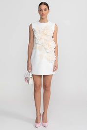 Vestido Curto Alfaiataria com Aplicações Florais em 3D – Exclusividade e Arte