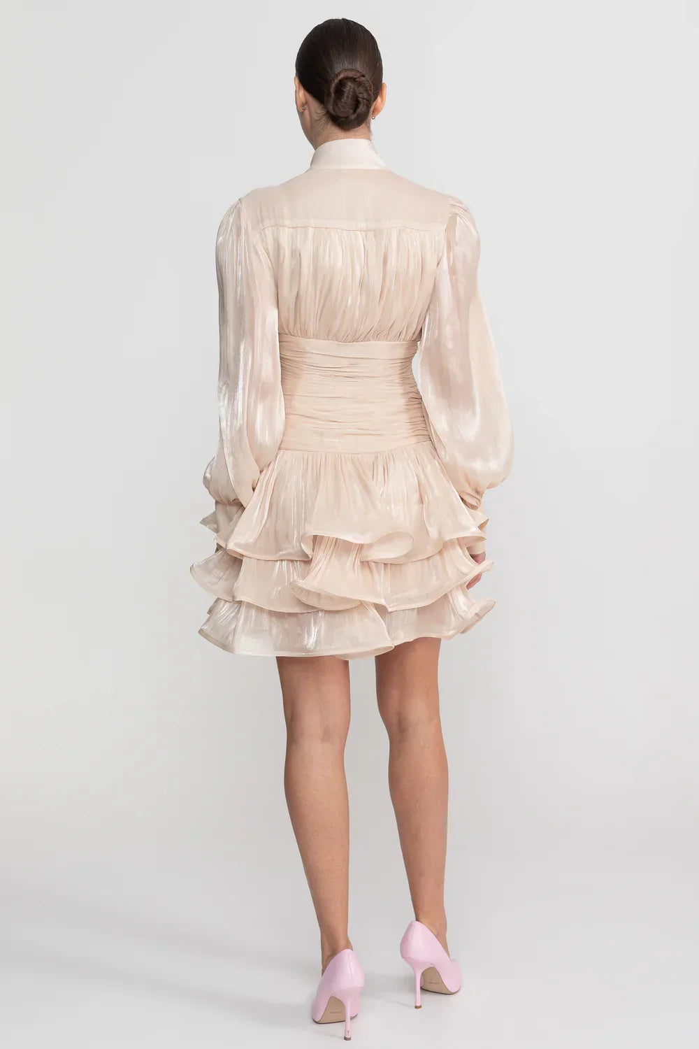 Vestido Curto Champagne Cetim Perolado – Elegância e Movimento