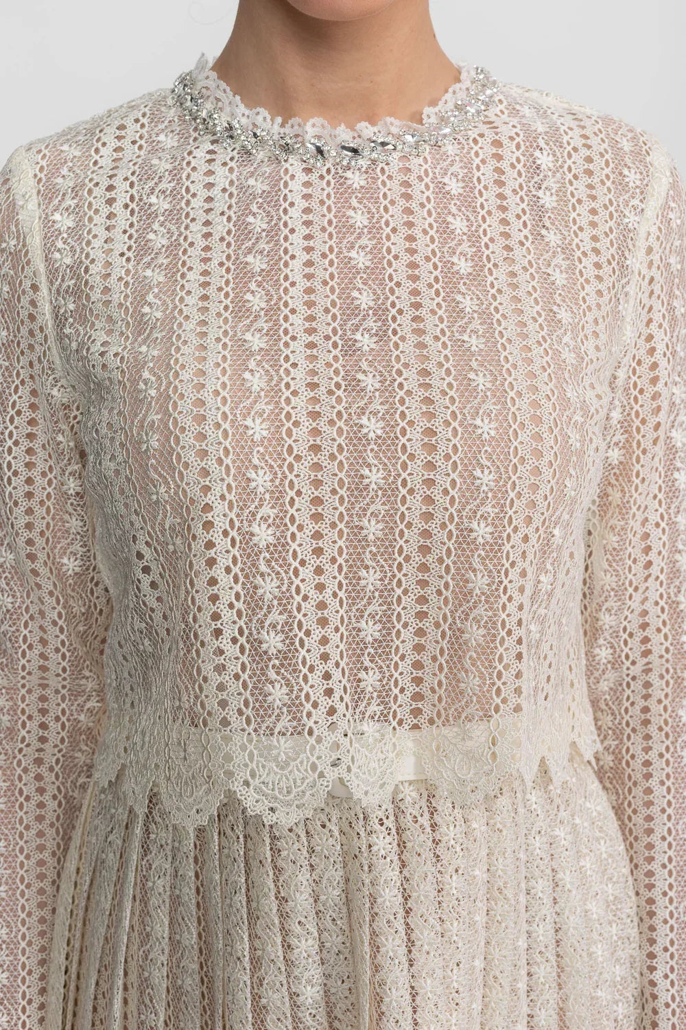Vestido de Alta Alfaiataria em Renda com Detalhes Brilhantes