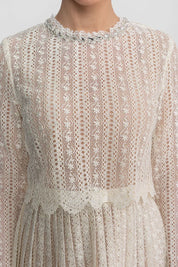 Vestido de Alta Alfaiataria em Renda com Detalhes Brilhantes