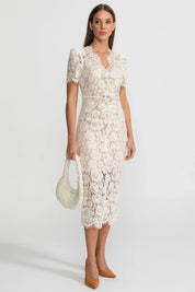 Vestido Midi em Renda Escultural com Cinto e Forro Acetinado