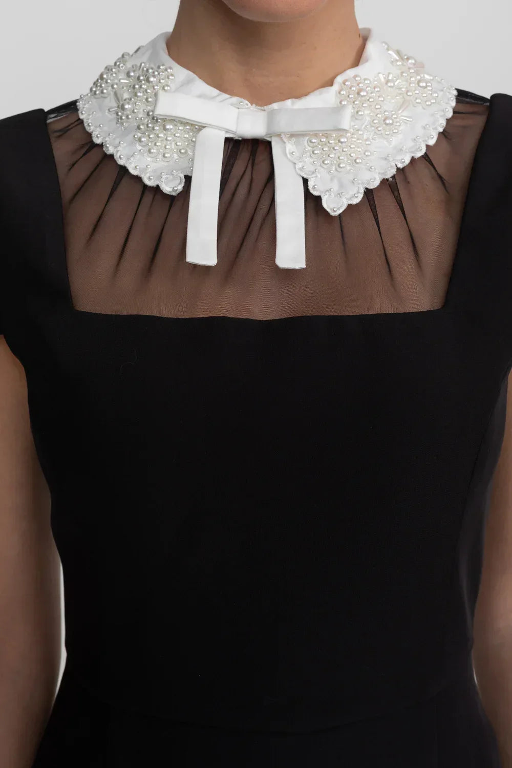 Vestido Longo Bordado e Gola Elegante