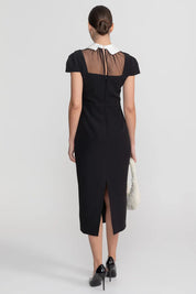 Vestido Longo Bordado e Gola Elegante