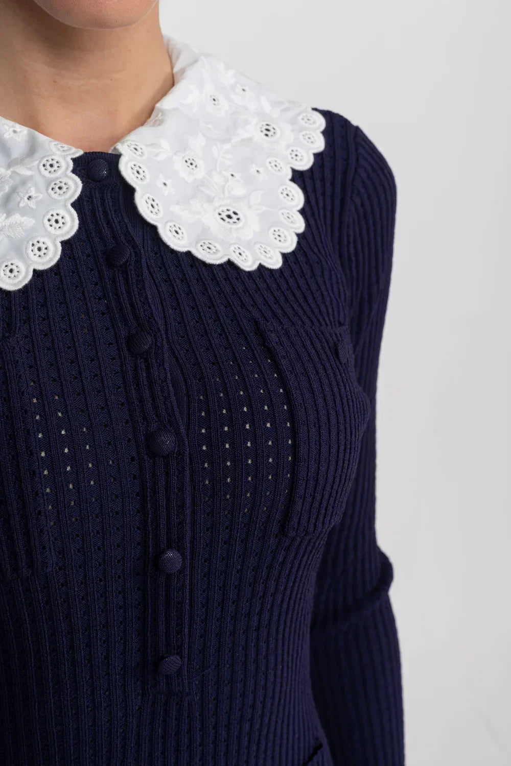 Vestido Mini de Luxo com Detalhes em Renda, Mangas Longas e Saia de Volume