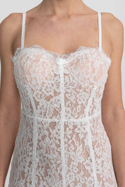 Vestido Longo Escultural com Decote Quadrado e Renda Nobre