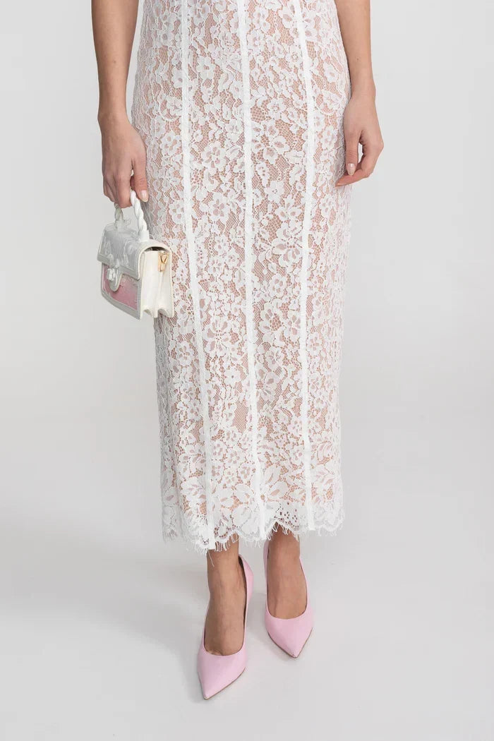 Vestido Longo Escultural com Decote Quadrado e Renda Nobre