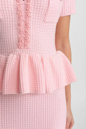 Vestido Midi em Tricô com Babados e Bordados de Pérolas – Luxo e Delicadeza