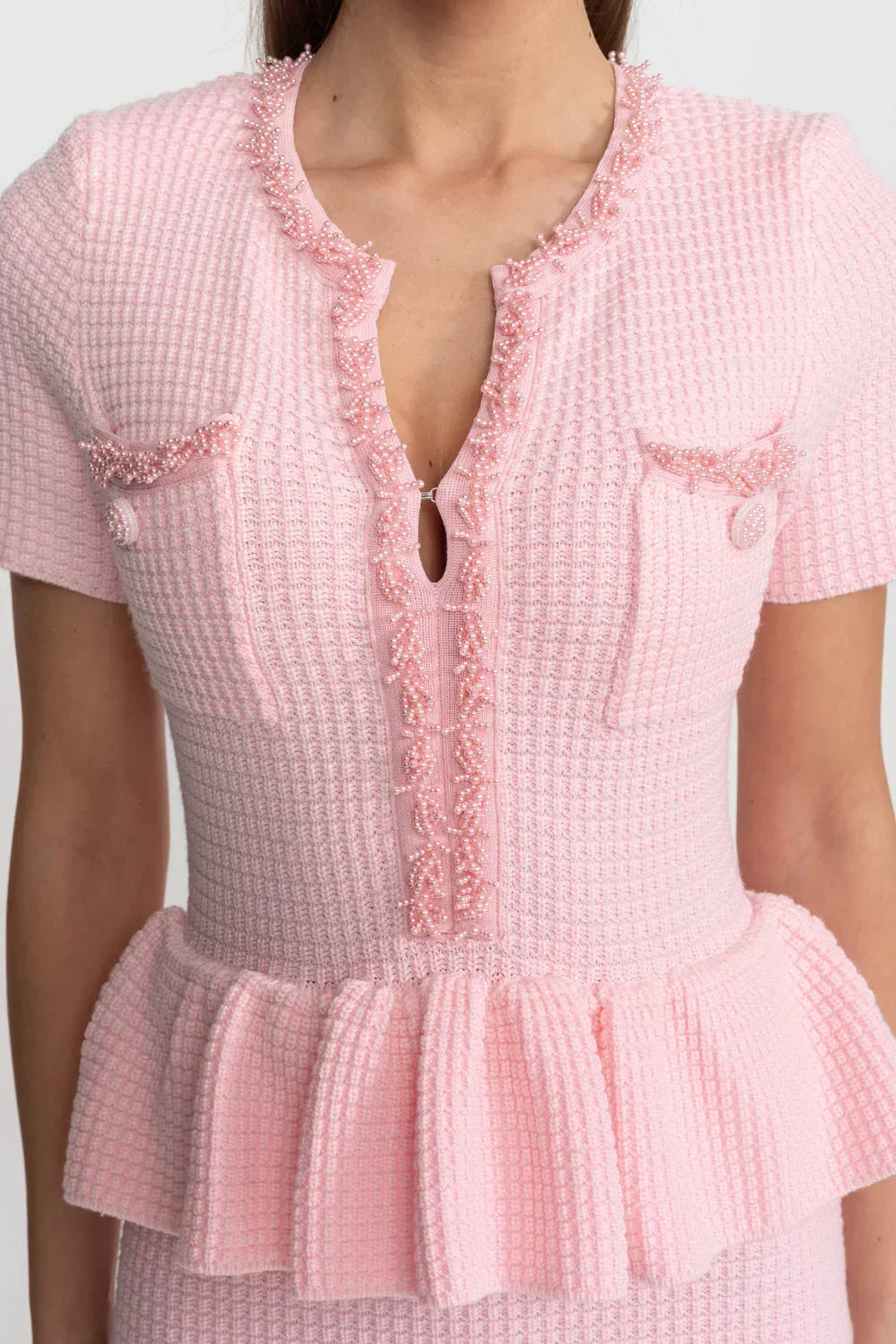Vestido Midi em Tricô com Babados e Bordados de Pérolas – Luxo e Delicadeza