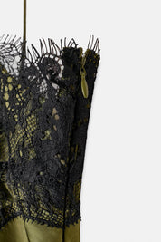 Marie | Slip Dress Fluido com Acabamento em Renda Preta e Barra Assimétrica