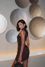 Kyara | Vestido Mini com Cauda Longa e Recortes Estratégicos