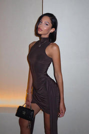 Kyara | Vestido Mini com Cauda Longa e Recortes Estratégicos