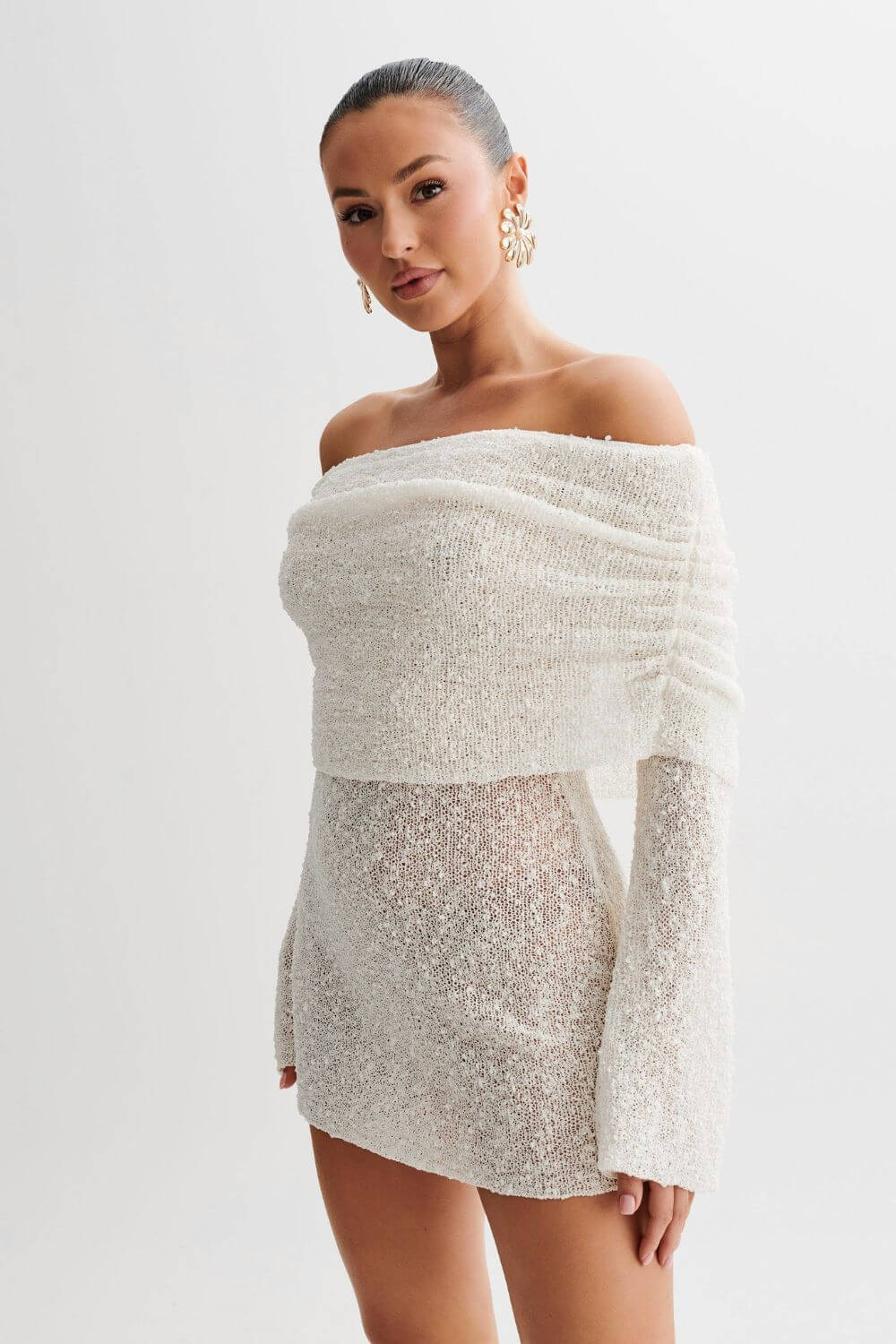 Bruna | Vestido Curto Off-Shoulder com Manga Longa Translúcida