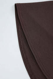 Larissa | Vestido Midi Chocolate com Gola Alta e Fenda Lateral