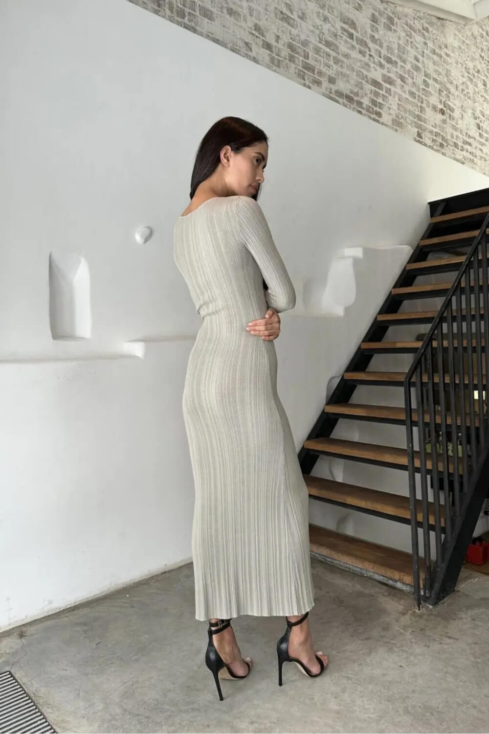 Lia | Vestido Midi Neutro em Malha com Manga Longa Estruturada