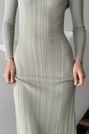 Lia | Vestido Midi Neutro em Malha com Manga Longa Estruturada