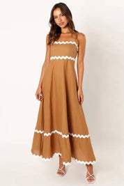Lila | Vestido Midi Azul com Bordado Guipir e Tomara que Caia