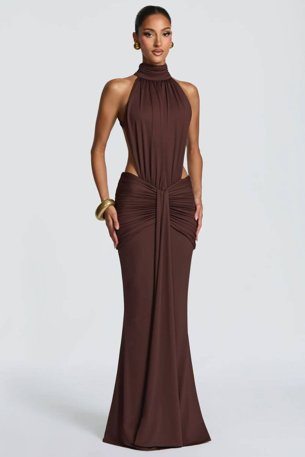 Mahogany | Vestido Longo Sereia em Mogno com Gola Alta Halter e Costas Abertas