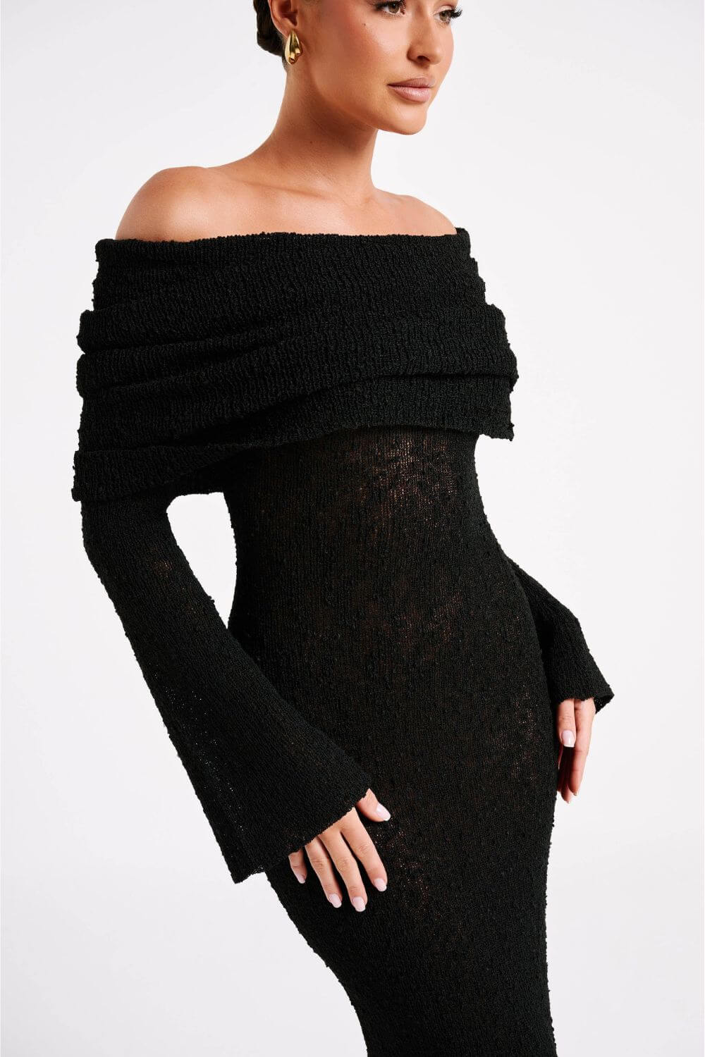 Camila | Vestido Longo Preto Off-Shoulder com Manga Longa